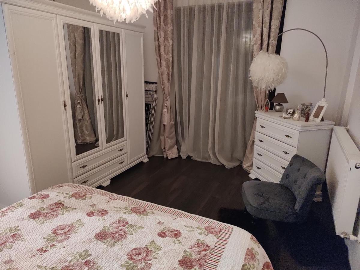 The Unique Apartment Roşu Exteriör bild